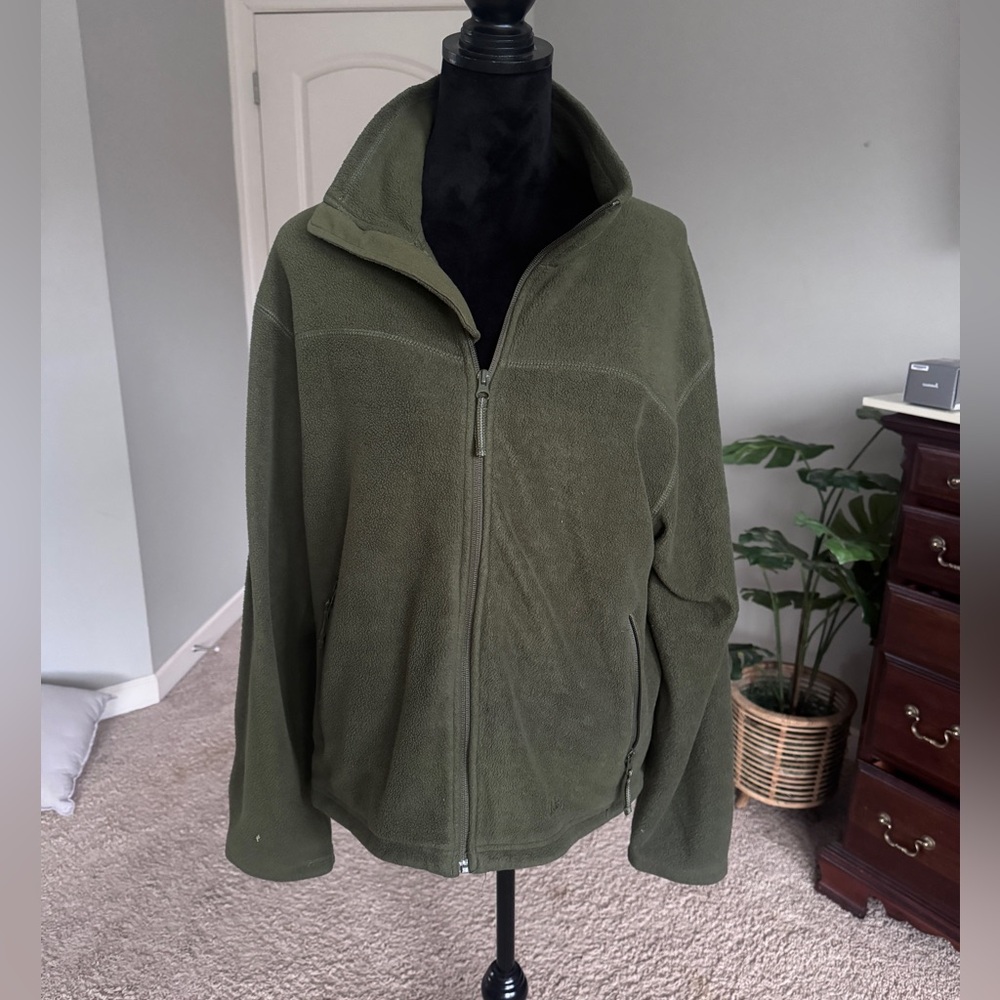 Cabelas  men's fleece full zip up sweater/ jacket. Green size men's medium.